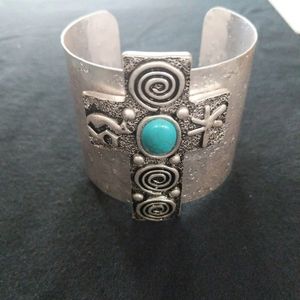 Round Hammered Cuff - Turquoise

Bracelet